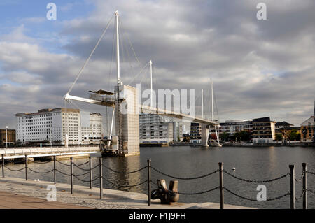 Il Footbridge a Excel arena Foto Stock