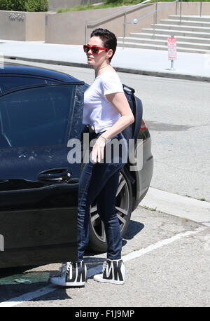 Rose McGowan spotted lasciando la UTA (United Talent Agency) sede, oscillando un Pompadour e una coppia di DKNY sneaker cunei presentando: Rose McGowan dove: Beverly Hills, in California, negli Stati Uniti quando: 03 Lug 2015 Foto Stock