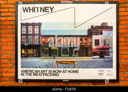 Pubblicità per il nuovo Museo Whitney nella stazione della metropolitana mostra pittura tramoggia del vecchio blocco tenement inserito nel blocco Meatpacking Foto Stock