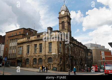 Il vecchio municipio di Sheffield, Inghilterra, ora un edificio in disuso. Classificazione di grado II Foto Stock