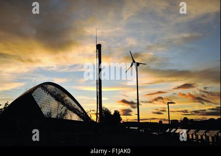 Glasgow, Scotland, Regno Unito. 02Sep, 2015. Tramonto sul fiume Clyde, con il Centro della Scienza stagliano contro il cielo incandescente Credito: Tony Clerkson/Alamy Live News Foto Stock