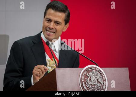 Città del Messico. 2 Sep, 2015. Il Presidente messicano Enrique Peña Nieto offre il suo terzo stato della nazione relazione in Città del Messico, capitale del Messico, sul Sett. 2, 2015. © Pedro Mera/Xinhua/Alamy Live News Foto Stock