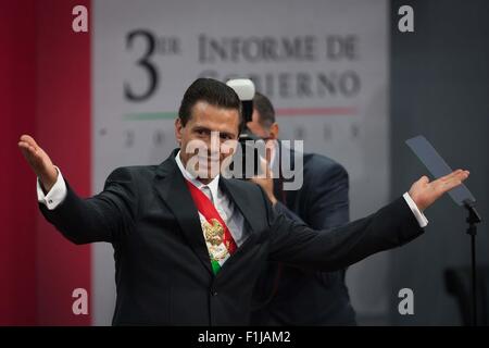 Città del Messico. 2 Sep, 2015. Il Presidente messicano Enrique Peña Nieto offre il suo terzo stato della nazione relazione in Città del Messico, capitale del Messico, sul Sett. 2, 2015. © Pedro Mera/Xinhua/Alamy Live News Foto Stock
