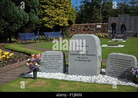 Lockerbie PanAm103 In Rimembranza Memorial due visitatori ricordando, Scozia Foto Stock