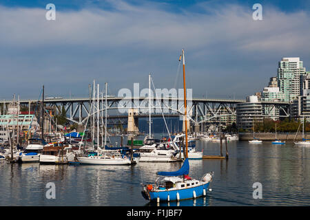 Scafo blu barca a vela ancorata in false creek, Vancouver Foto Stock