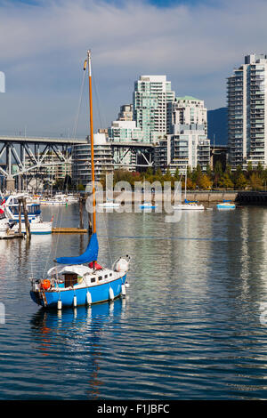 Scafo blu barca a vela ancorata in false creek, Vancouver Foto Stock