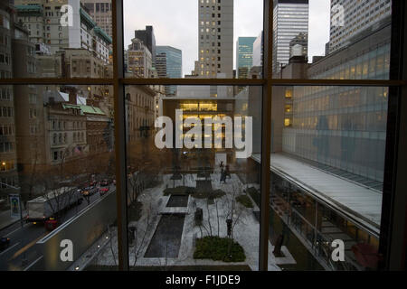 Guardando ad ovest al di fuori del quinto piano windows del Museo di Arte Moderna di 53rd St in New York che si affaccia sul giardino di sculture Foto Stock