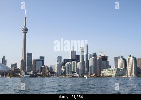 La CN Tower a Toronto, Ontario visto dal lago Ontario Foto Stock