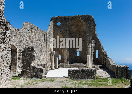 Le rovine della Basilica di Sant'Eustachio nel villaggio di Pontone, provincia di Salerno, Italia Foto Stock