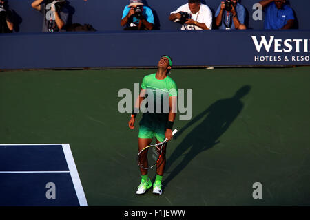 New York, Stati Uniti d'America. 02Sep, 2015. Rafael Nadal di Spagna, al numero 8 di sementi, reagisce a un solo colpo durante la sua seconda partita contro Diego Schwartzman di Argentina presso l'U.S. Aperto a Flushing Meadows. Credito: Adam Stoltman/Alamy Live News Foto Stock