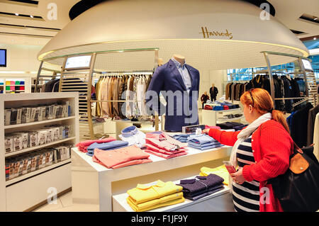 Magazzini Harrods, il Terminal 5 di Heathrow Airport. London Borough of Hounslow, Greater London, England, Regno Unito Foto Stock