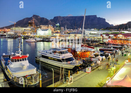 Victoria & Albert Waterfront al crepuscolo, Cape Town, Provincia del Capo occidentale, Repubblica del Sud Africa Foto Stock