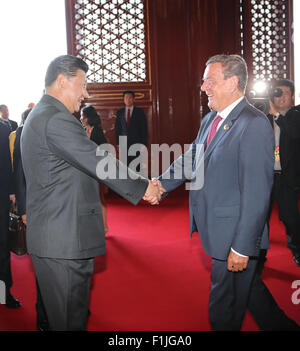 Pechino, Cina. 3 Sep, 2015. Il presidente cinese Xi Jinping (L) scuote le mani con l'ex cancelliere tedesco Gerhard Schroeder davanti alla commemorazione Attività per contrassegnare il settantesimo anniversario della vittoria del popolo cinese la guerra di resistenza contro l'Aggressione giapponese e il mondo Anti-Fascist guerra, a Pechino, capitale della Cina, Sett. 3, 2015. Credito: Liu Weibing/Xinhua/Alamy Live News Foto Stock