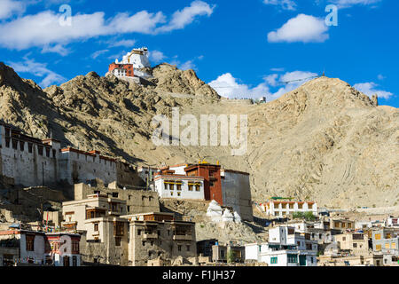 Il Palazzo Vecchio, la parte vecchia della città, Namgyal Tsemo Gompa e Tsemo Fort alta sopra su un crinale montuoso, Leh, Jammu e Kashmir Foto Stock