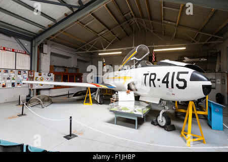 Interno del Manston Airfield Museum. Grigio USAF Lockheed P-80 / F-80 Shooting Star ricognizione fotografica fighter aereo visualizzate in appendiabiti. Foto Stock