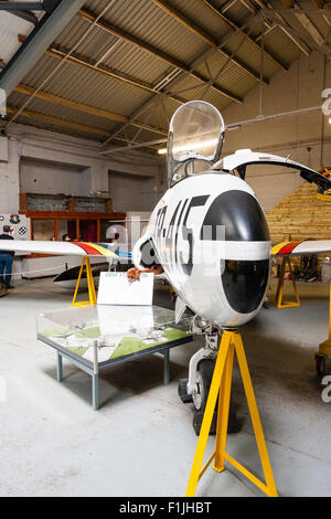 Interno del Manston Airfield Museum. Grigio USAF Lockheed P-80 / F-80 Shooting Star ricognizione fotografica fighter aereo visualizzate in appendiabiti. Foto Stock