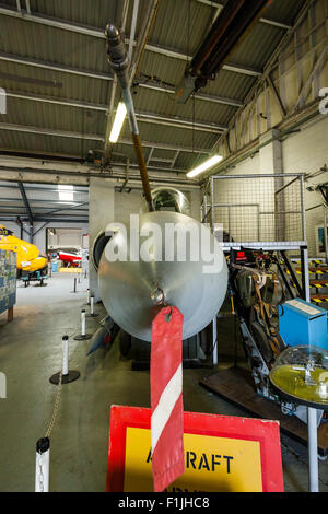 Interior Manston Airfield Museum. RAF Blackburn Buccaneer, ogiva midair e sonda di rifornimento in appendiabiti. Close up, ampio angolo. Foto Stock