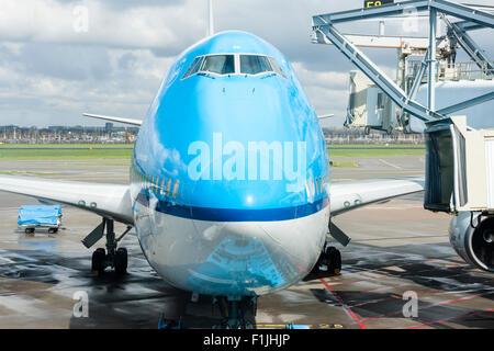 Aeroporto Schiphol di Amsterdam. Boeing 747-400 nel vano di aggancio sull'aeroporto grembiule con il trattore a spinta, rimorchiatore. Vista verso il livello con il cockpit. Foto Stock