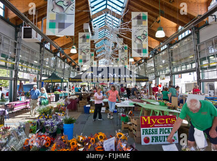 Sabato mercato agricolo in Piazza del Mercato nel centro cittadino di San Catharines, Ontario, Canada Foto Stock