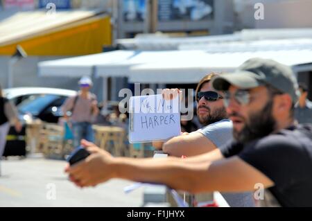 Un greco taxi driver tenendo un cartello con scritto il nome di arrivare traghetti passeggeri il signor e la signora harper Foto Stock