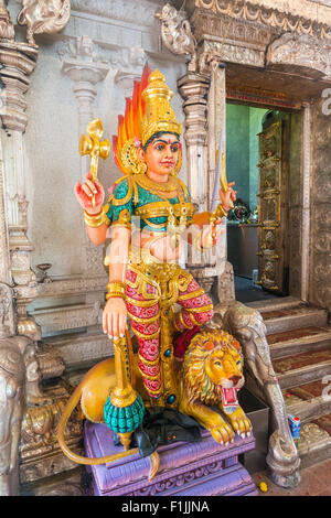 Durga statua della dea, Tempio Hindu Sri Srinivasa Perumal, cortile interno, quartiere indiano di Little India, Singapore Foto Stock