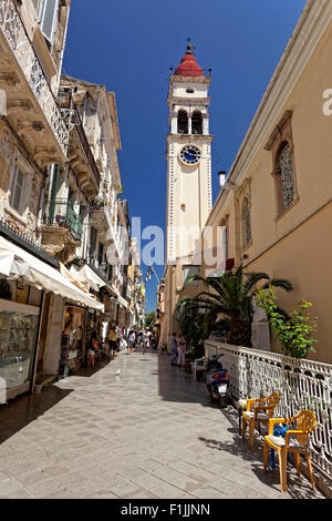 Vicolo stretto e campanile di San Spiridione Chiesa, centro storico, città di Corfù, Patrimonio Mondiale dell Unesco Foto Stock