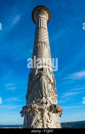 Gran Pilastro di fronte Befreiungshalle, o Hall di liberazione, il Monte Michelsberg, Kelheim, Franconia, Baviera, Germania Foto Stock