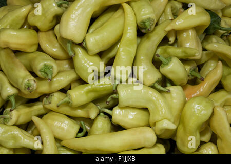 Peperoncino (Capsicum) al mercato, verde o di Corfu Corfu Island, Grecia Foto Stock
