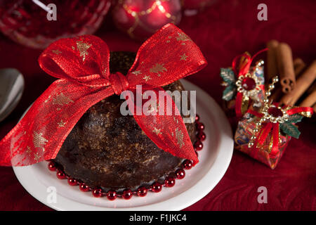 Cena di Natale tabella con xmas pudding come dessert Foto Stock