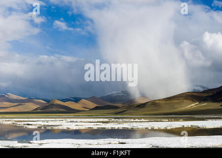 Strati di sale, paesaggio arido e nuvole scure a Tso Kar, una fluttuazione di Salt Lake, 4,530 m, area Changtang, Thukje Foto Stock