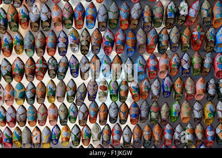 Applique pantofole, scarpe tradizionali per la vendita in una fase di stallo nel souk, Bazaar, Essaouira, Marocco Foto Stock