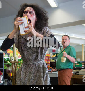 Commedia di zombie, short film Brain Freeze, Zombie acquisto di gelato, stupito cassiere dietro, scena da commedia zombie short film Foto Stock