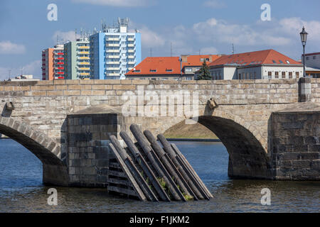 Il gotico più antico ponte in pietra nella Repubblica Ceca. Oltre il fiume Otava, Pisek, Boemia del Sud, Repubblica Ceca, Europa Foto Stock
