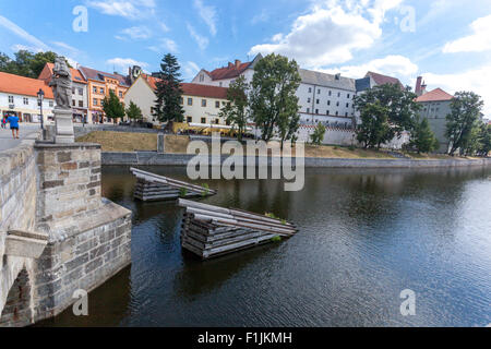 Il gotico più antico ponte in pietra nella Repubblica Ceca. Oltre il fiume Otava, Pisek, Boemia del Sud, Repubblica Ceca, Europa Foto Stock