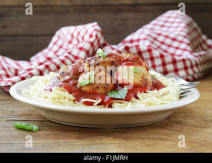 Italiano di pasta alimentare - spaghetti con sugo di pomodoro e polpette di carne Foto Stock