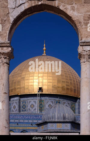 Il santuario islamico dorato cupola della roccia si trova a. Il Monte del Tempio conosciuto ai Musulmani come Haram esh-Sharif Nella città vecchia Gerusalemme est Israele Foto Stock