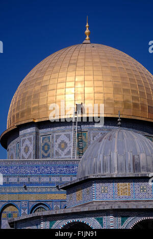 Il santuario islamico dorato cupola della roccia si trova a. Il Monte del Tempio conosciuto ai Musulmani come Haram esh-Sharif Nella città vecchia Gerusalemme est Israele Foto Stock