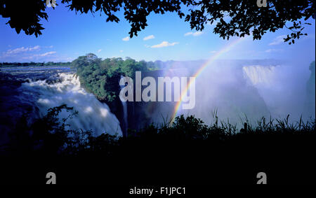 Rainbow su Victoria Falls Zambezi River, Zimbabwe Foto Stock