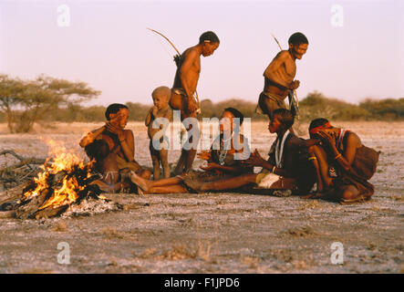 I boscimani di cantare e ballare nel deserto del Kalahari, in Botswana, Africa Foto Stock