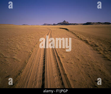 Tracce di pneumatici in sabbia Skeleton Coast, Namibia, Africa Foto Stock