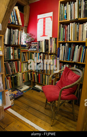 Poltrona e una tranquilla alcova per la lettura a Wenlock libri, una pluripremiata libreria indipendente in Much Wenlock, Shropshire, Regno Unito. Foto Stock