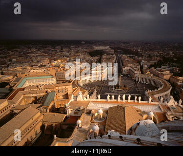 Vista aerea della città e nuvole temporalesche roma, Italia Foto Stock