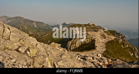 Vista di Kasprowy Wierch in Tatry montagne su mattinata estiva con cielo chiaro Foto Stock