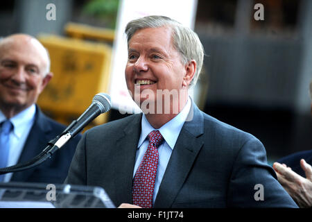 La città di New York. 1 Sep, 2015. Il Sen. Lindsey Graham parla di un 'Stop Iran Rally, ' per quanto riguarda il nucleare Iran trattare il 1 settembre 2015 a New York City. Graham è uno dei 16 hopefuls repubblicano in esecuzione per il repubblicano nomina presidenziale. Il congresso ha fino a Settembre 16 a o supporta ufficialmente o di denunciare la trattativa/picture alliance © dpa/Alamy Live News Foto Stock