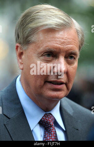 La città di New York. 1 Sep, 2015. Il Sen. Lindsey Graham parla di un 'Stop Iran Rally, ' per quanto riguarda il nucleare Iran trattare il 1 settembre 2015 a New York City. Graham è uno dei 16 hopefuls repubblicano in esecuzione per il repubblicano nomina presidenziale. Il congresso ha fino a Settembre 16 a o supporta ufficialmente o di denunciare la trattativa/picture alliance © dpa/Alamy Live News Foto Stock