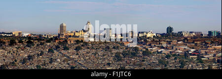 Alexandra township con lo skyline di Sandton Foto Stock