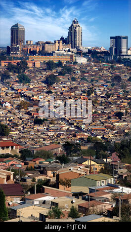 Alexandra township con lo skyline di Sandton Foto Stock