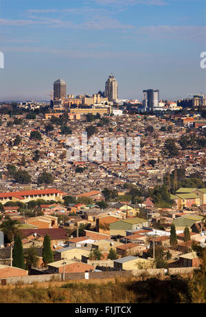 Alexandra township con lo skyline di Sandton Foto Stock