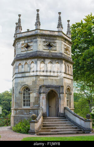 Una follia sui terreni del monastero cistercense Fountains Abbey North Yorkshire, Inghilterra Foto Stock