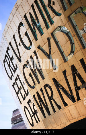 Millennium Centre per la Baia di Cardiff Cardiff Galles Wales Foto Stock